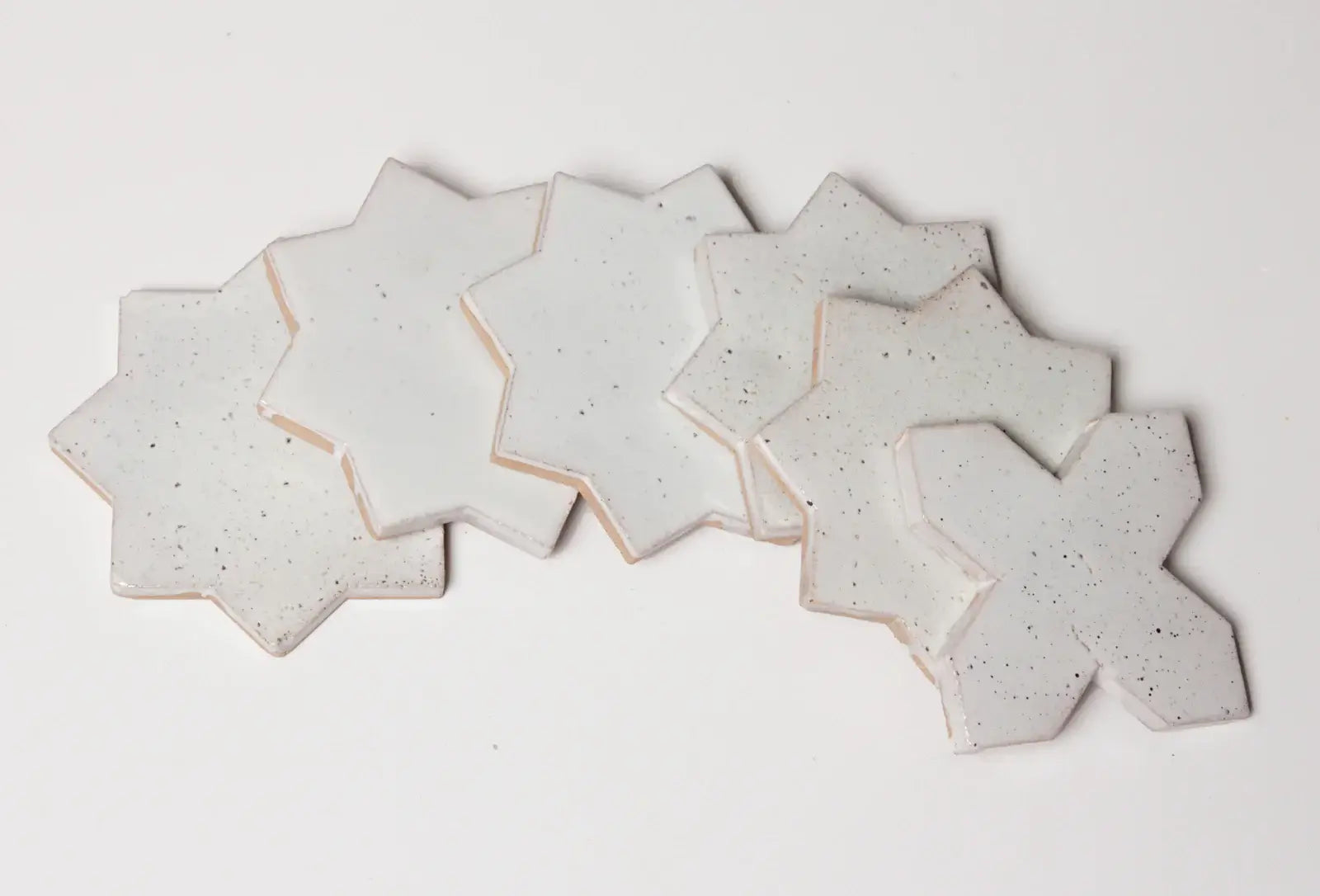 Estrela Nieve Punto 4"x4" Star & Cross Tile by Tilesofezra