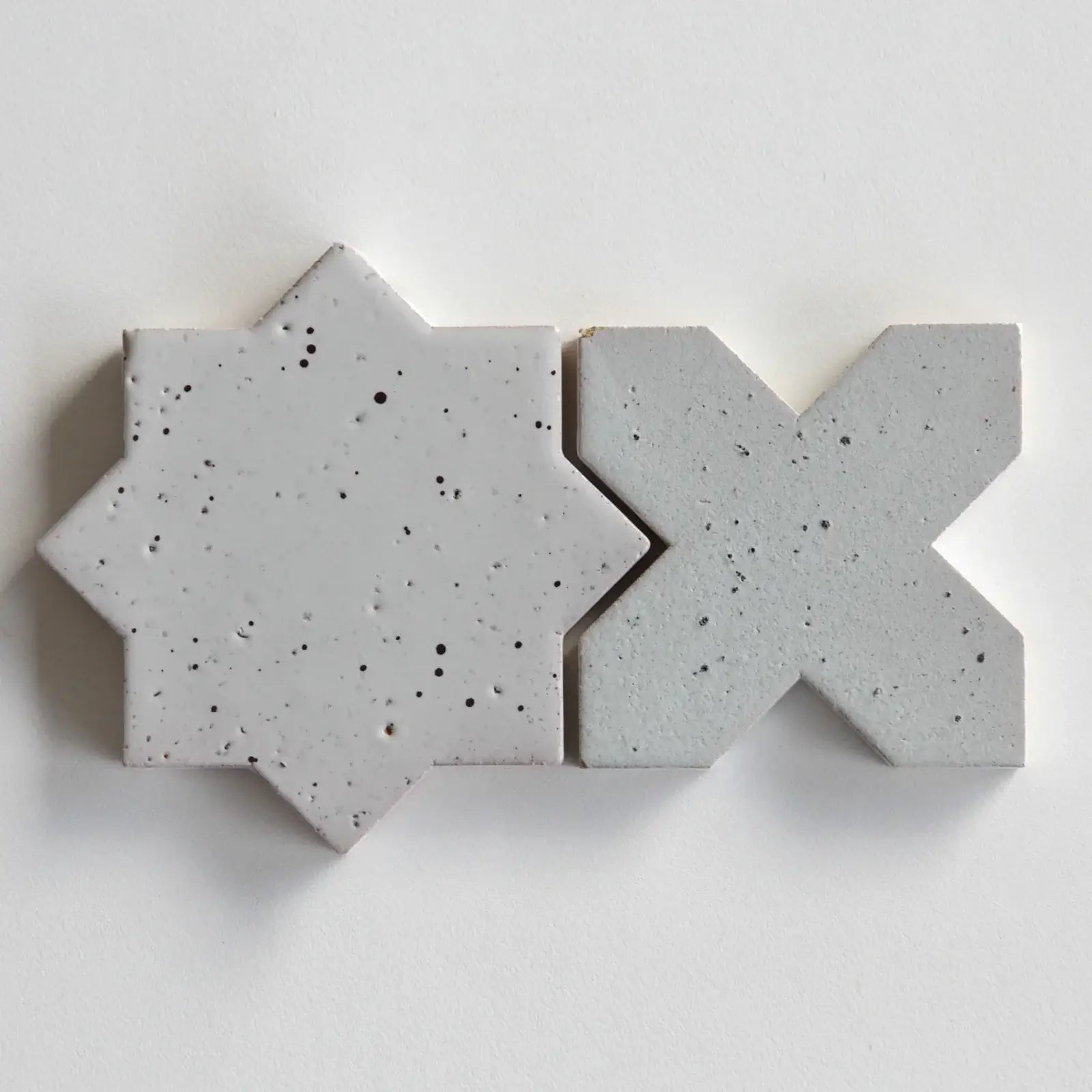 Estrela Nieve Punto 4"x4" Star & Cross Tile by Tilesofezra